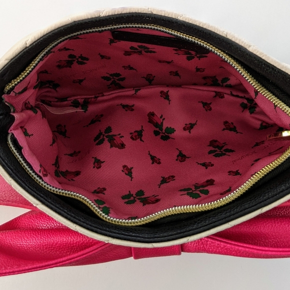 Betsey Johnson Barbie Pink Bow Front White Quilted Crossbody Bag - Picture 8 of 10